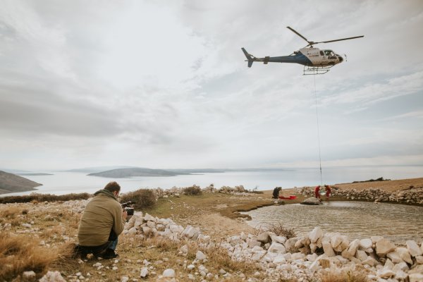 Za postavljanje instalacije 'Kapi' Smiljana Radića i Marcela Correaa u Baški na otoku Krku bio je angažiran i helikopter (Rijeka 2020 - Europska prijestolnica kulture)