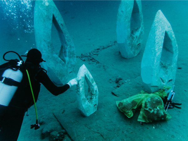 Postavljanje podvodne instalacije 'Lautus' autorice Nike Petković. Rad je postavljen na 15 metara dubine, a na skulpture su zasađeni razni mahovnjaci, školjkaši, spužve i alge koji će iz godine u godinu rasti, bujati, mijenjati se i biti utočište i hrana morskoj fauni. Instalacija, pritom, pročišćava i morsku vodu koja je okružuje (Rijeka 2020 - Europska prijestolnica kulture)