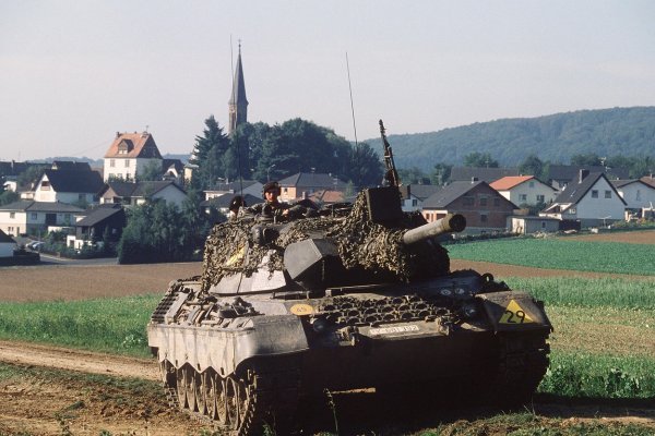 Njemački tenk za vrijeme vojne vježbe Autumn Forge 83.