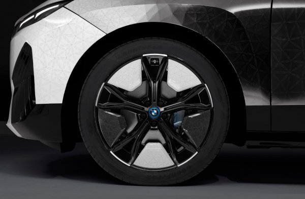 BMW iX Flow s E Ink može mijenjati svoju nijansu boje na zahtjev vozača