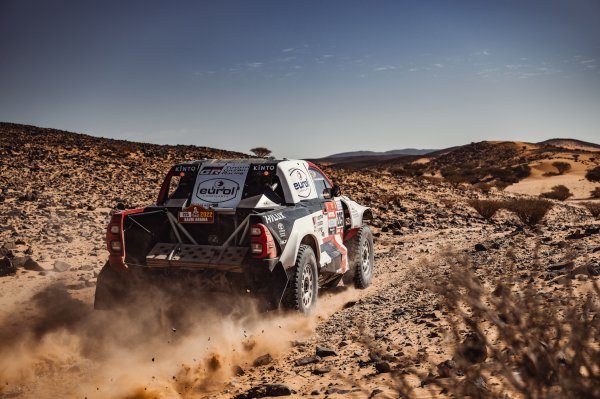 Al-Attiyah s Toyotom GR DKR Hilux T1+ vodi na reliju Dakar 2022 i nakon 8. etape