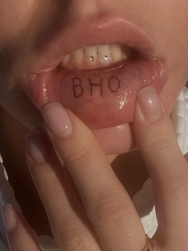 'Tattoo Meštrovica' nedavno je tetovirala i unutrašnju stranu donje usne. Kaže da bi voljela to ponoviti