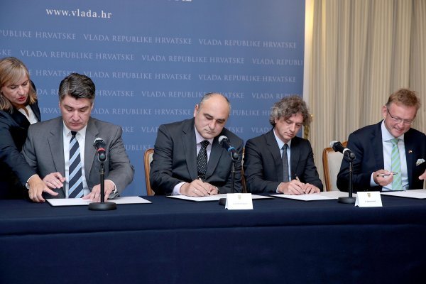 Robert Golob kao čelnik tvrtke GEN-I sa Zoranom Milanovićem 2015. na potpisivanju sporazuma o suzbijanju energetskog siromaštva