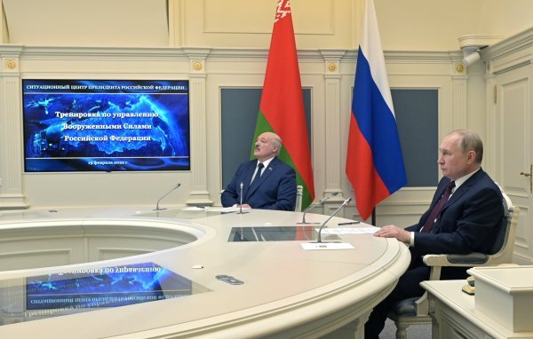 Aleksandr Lukašenko i Vladimir Putin gledaju početak vojne vježbe