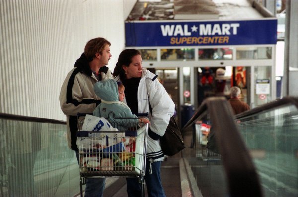 Veliki centri Walmarta počeli su nuditi sve više usluga, poput primjerice poštanskih, bankarskih, frizerskih, a počele su se otvarati čak i benzinske crpke Profimedia