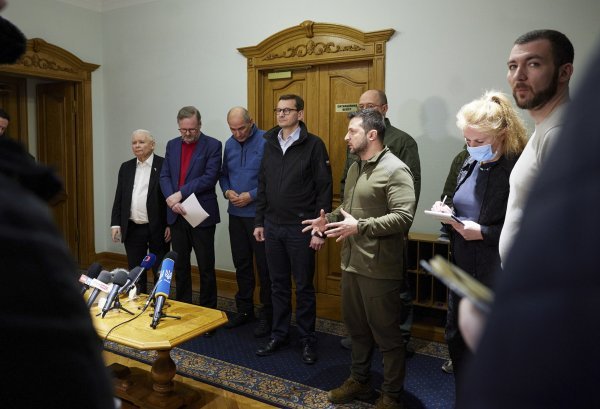 Ukrajinski predsjednik Zelenski i premijer Denis Šmihalj s češkim, poljskim i slovenskim premijerom