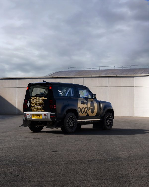 Kaskader Mark Higgins slavi 60 godina agenta 007 uz posebnu reli-izvedbu Land Rover Defendera