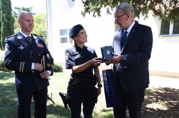 Načelnik Anton Dražina, nagrađena interventna policajka Antonija Radeljić i ministar Davor Božinović