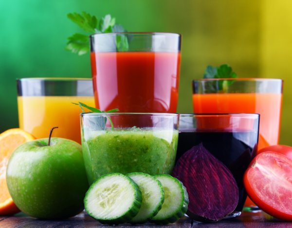 Noviji trend u detoksikaciji uključivanje je čvrste hrane uz pijenje voćnih i povrtnih sokova