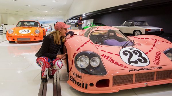 Hrvatska tenisačica Donna Vekić u Porsche muzeju u Stuttgartu 2019. i legendarni Porsche 91720 'Pink Pig' iz 1971.