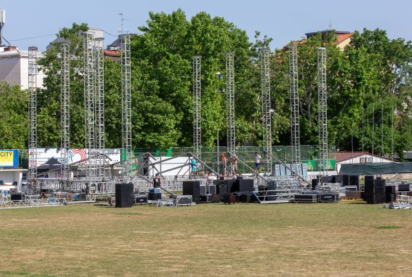 Na Starom placu (starom Hajdukovom stadionu) postavlja se bina za koncert Miše Kovača