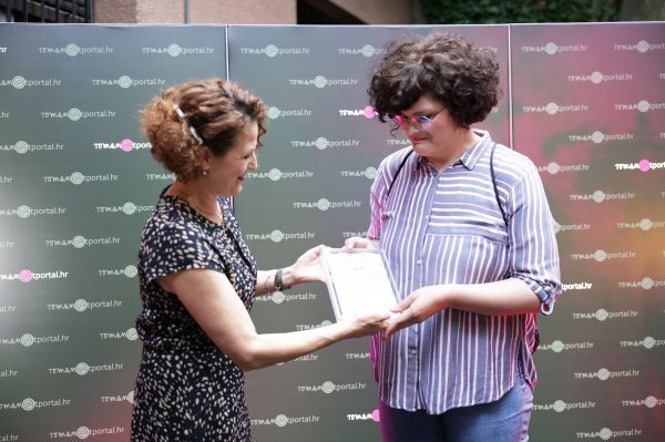 Mariji Andrijašević književnu nagradu tportala uručila je izaslanica Ministarstva kultura i medija Irena Kregar Šegota