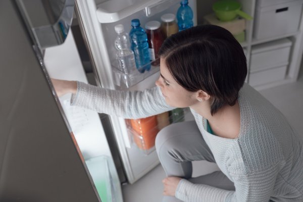 Ako se ispod hladnjaka stvaraju vodene lokve ili ako ledomat ne radi ispravno, vjerojatno je začepljen dovod vode