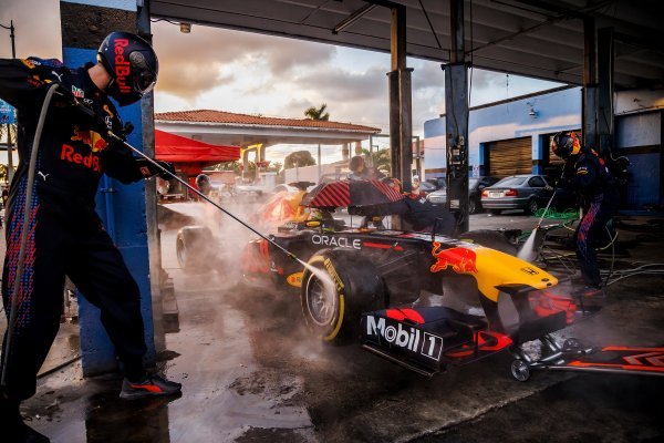 RB7 Red Bull Racinga vozi tijekom Race To Miami u Miamiju, Florida, SAD u prosincu 2021.