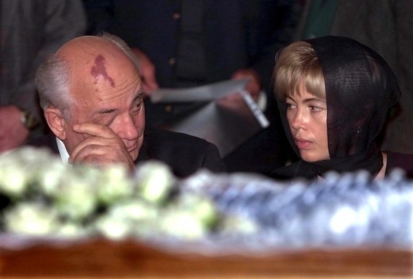 Mihail Gorbačov na pogrebu supruge Raise sa kćerkom Irinom