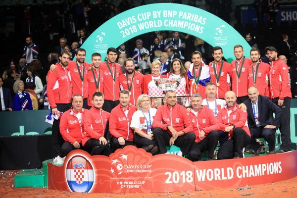 Hrvatska Davis Cup reprezentacija 2018. i čelnici Saveza na postolju