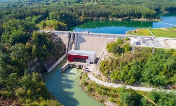 Iz hidroelektrana, ovisno o hidrološkoj godini, dobivamo između 4 i 7 TWh električne energije