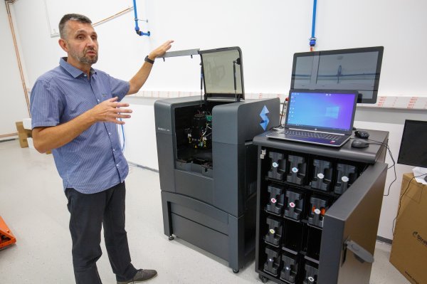 Jean-Pierre Maričić, voditelj projekta, objašnjava čemu služe strojevi i oprema u hardverskom laboratoriju