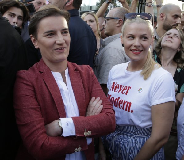 Premijerka Ana Brnabić i njezina partnerica Milica Đurić na budno čuvanoj Paradi ponosa 2021.