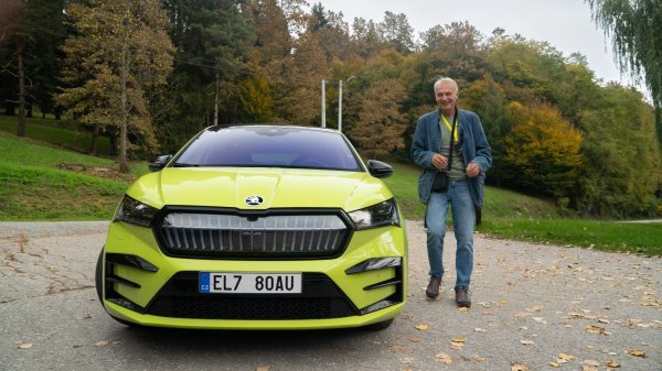 Novinar Autozone Zvonimir Martinčević pokraj i Škoda Enyaq Coupé RS iV modela