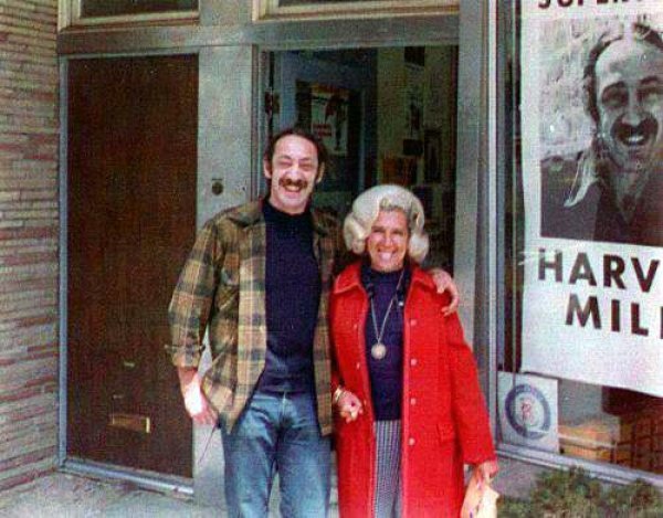 Harvey Milk snimljen u društvu svoje šogorice ispred Castro Camere 1973. godine