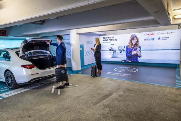 Mercedes-Benz i Bosch sustav parkiranja bez vozača: iskrcaj putnika i prtljage