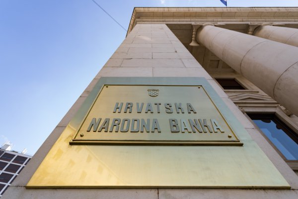 Hrvatska narodna banka zatražila je od banaka da u slučaju ugovorenih polica osiguranja kredita dodatno informiraju potrošače o pravima koja mogu ostvariti u slučaju prijevremene otplate kredita