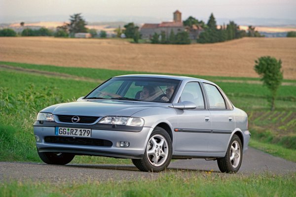 1995., Opel je postao prvi proizvođač automobila koji je predstavio model srednje klase s potpuno integriranim navigacijskim sustavom, Vectru