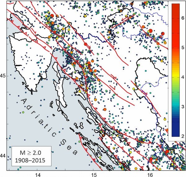 Karta prikazuje epicentre potresa magnitude veće ili jednake 2,0 do 2015. godine prema Hrvatskom katalogu potresa. Crvene linije prikazuju rasjede. Rasjedni sustav Ilirska Bistrica – Vinodol – Senj prati obalu od Rijeke do Senja.