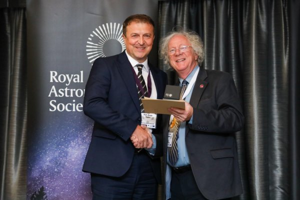 Mike Edmunds, predsjednik Kraljevskog Astronomskog Društva, dodjeljuje Price medalju Hrvoju Tkalčiću