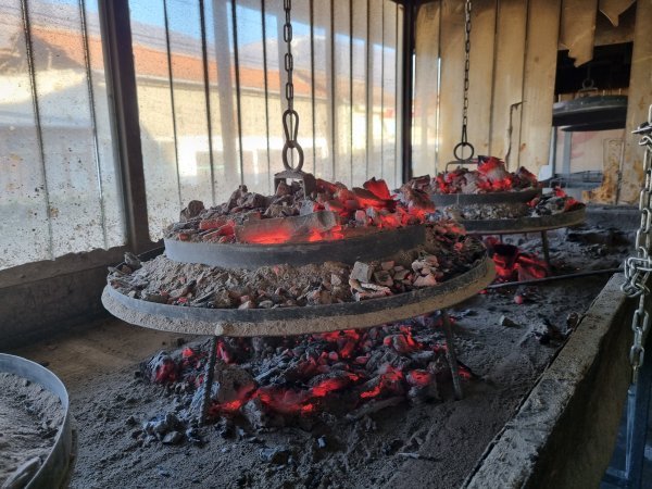 U Kamenjanama se burek peče ispod peke na vrelom žaru