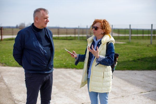 Zdenko Podolar, direktor Agro-klastera, u razgovoru s novinarkom tportala na farmi u Soljanima