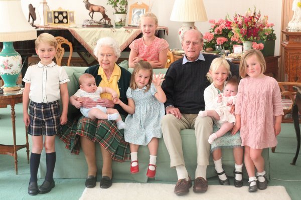 Kraljica Elizabeta II i princ Philip s praunucima