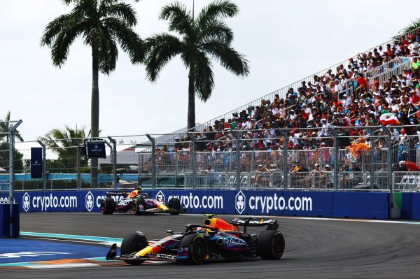 Max na F1 Velikoj nagradi Miamija dok je još bio iza momčadskog kolege Sergia 'Checo' Péreza