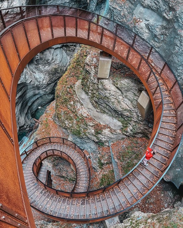 Spiralno stubište od čelika, nazvano Helix, spušta se 30 metara u dubinu