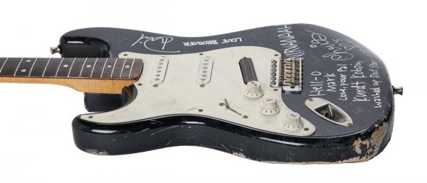 Crni Fender Stratocaster ponovno je sastavljen