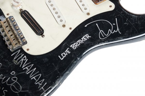 Gitara Kurta Cobaina simbolizira 'oštećenog glazbenika'