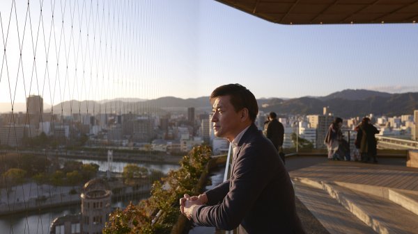 Testuya Matsuda gleda s Orizuru Towera