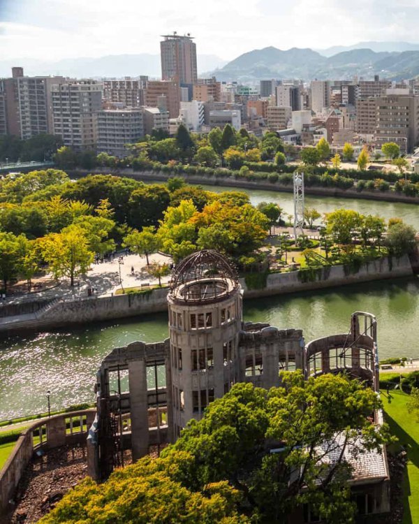 U cijeloj Hirošimi postoji niz spomenika i građevina posvećenih komemoraciji na bacanje atomske bombe i njene žrtve koje svake godine posjeti više od milijun ljudi