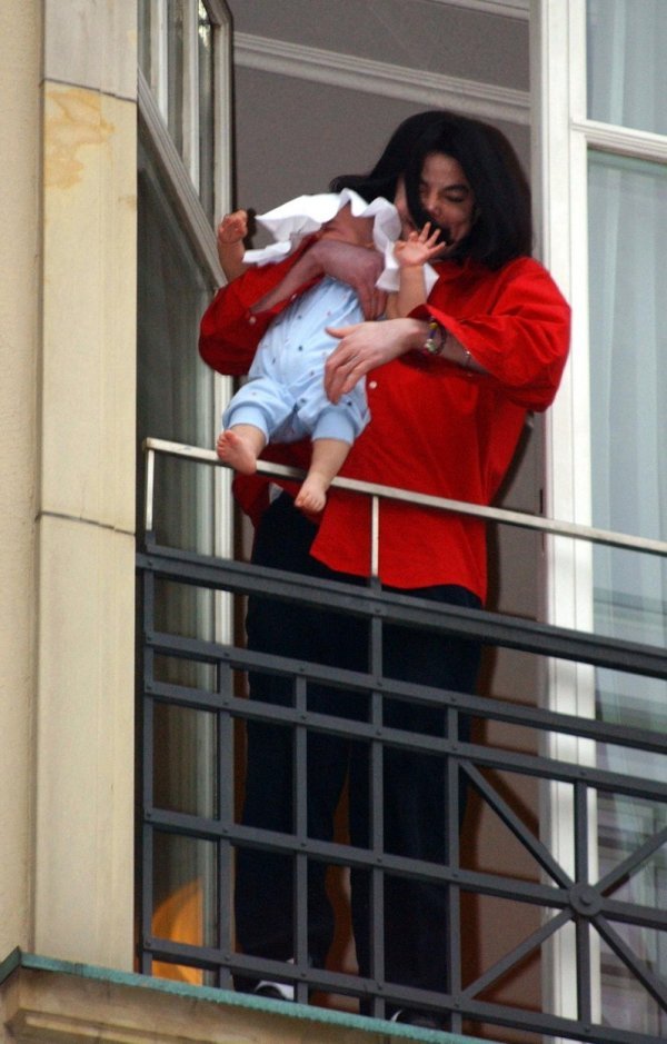 Blanketa je javnost upoznala u traumatičnoj sceni kada ga je Michael Jackson pokazivao s balkona hotela u Berlinu