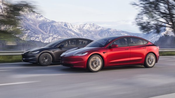 Tesla značajno ažurirala Model 3: Ultra crvena i Stealth Grey siva