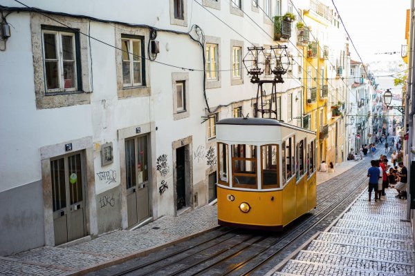 Kao najbolje vrijeme za posjet Lisabonu uz uštedu The Travel navodi mjesece izvan glavne sezone
