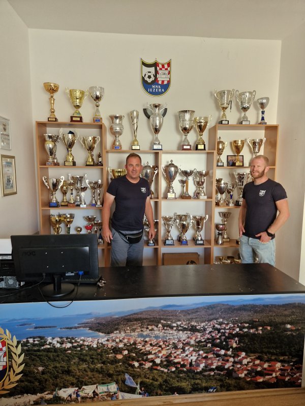 Predsjednik kluba Vjeko Klarin (lijevo) i trener Leo Klarin u klupskim prostorijama okruženi trofejima