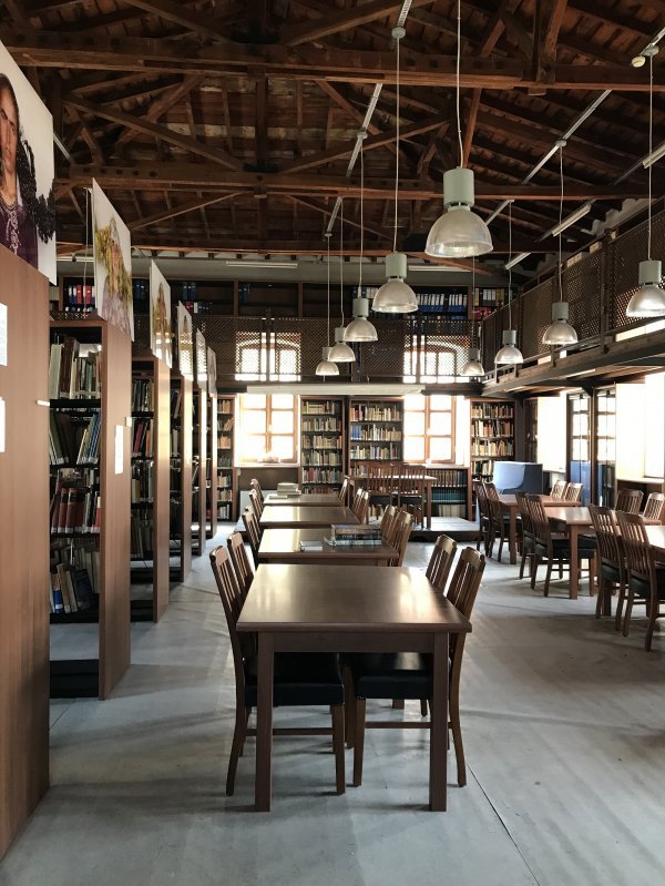 Gradsko vodstvo Canakkalea posvetilo je Manfredu Korfmannu knjižnicu, danas jednu od najvažnijih kulturnih znamenitosti