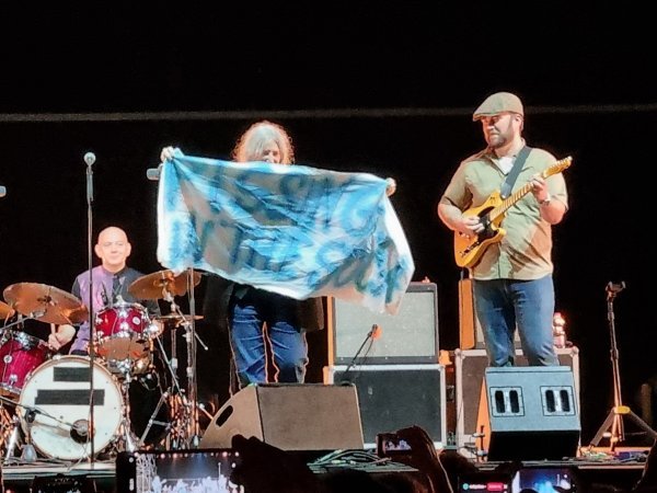 Patti Smith sa zastavom koju su joj dobacili mladi fanovi