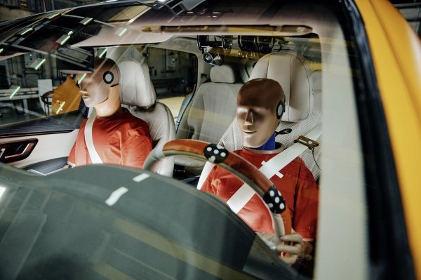 Lutke u Mercedes-Benz EQS SUV vozilu za testiranje sudara
