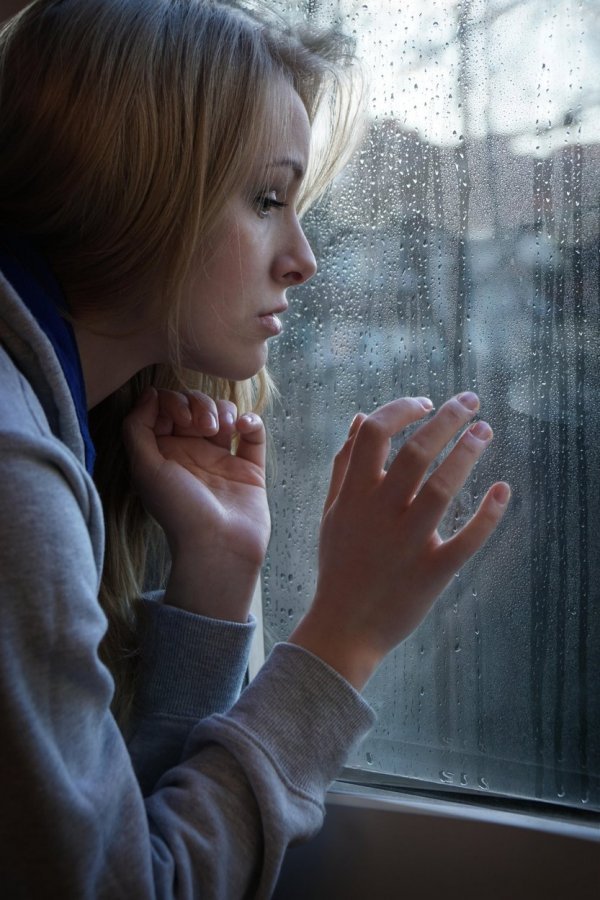 Smanjeno raspoloženje i povlačenje u sebe čest su simptom zimske depresije