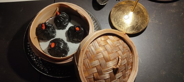Xiao long bao sa svinjetinom, crnilo sipe, goji bobice