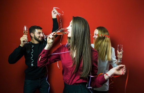 Dehidracija uzrokovana alkoholom može još više utjecati na žene i vjerojatnije je da će pripadnice ljepšeg spola patiti od mamurluka.