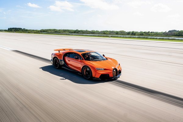 Godine 2023. Bugatti je odabranoj skupini kupaca ponudio doista jedinstveno iskustvo: voziti se pistom svemirske floridske stanice za lansiranje i slijetanje u svom vlastitom hipersportskom automobilu i pokušati premašiti 400 km/h